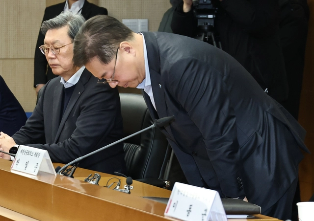 박일준 대한상공회의소 부회장이 9일 서울 종로구 한국무역보험공사에서 열린 경제단체 긴급현안 점검회의에서 사과하며 고개를 숙이고 있다. [연합뉴스]
