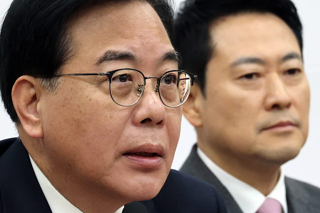 국민의힘 송언석 원내대표가 9일 국회에서 열린 최고위원회의에서 발언하고 있는 가운데 송 원내대표 안경에 장동혁 대표의 모습이 비치고 있다. [연합뉴스]