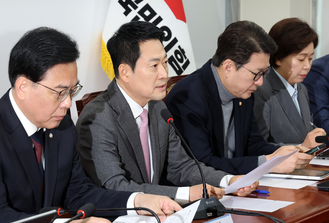 국민의힘 장동혁 대표가 9일 국회에서 열린 최고위원회의에서 모두발언을 하고 있다. [연합뉴스]