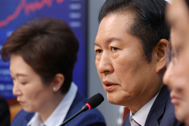 정청래(왼쪽 두번째) 더불어민주당 정청래 대표가 9일 서울 여의도 국회에서 열린 최고위원회의에서 발언하고 있다.  [연합뉴스]