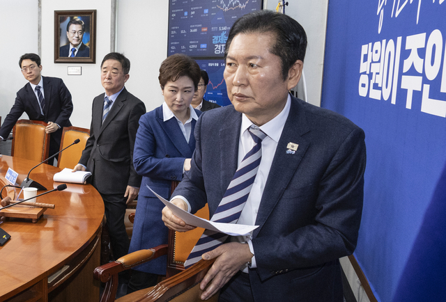 정청래 더불어민주당 대표(앞)와 이언주, 강득구 최고위원이 9일 국회에서 열린 최고위원회의를 마친 뒤 이동하고 있다. [연합뉴스]