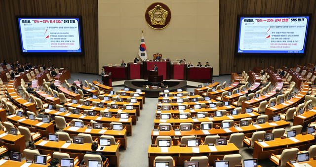 조현 외교부 장관이 9일 정치·외교·통일·안보 분야 대정부질문이 열린 국회 본회의장에서 윤후덕 더불어민주당 의원의 질문에 답하고 있다. [연합뉴스]