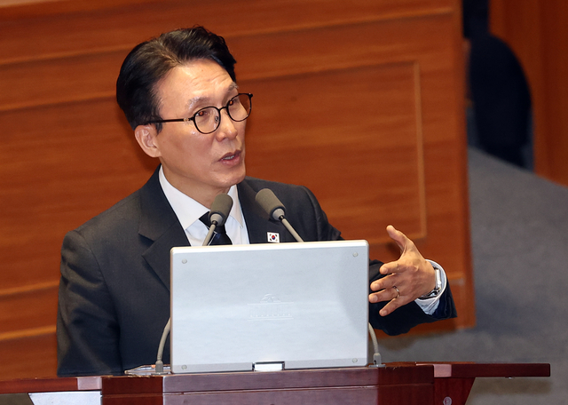 김민석 국무총리가 9일 국회 본회의장에서 열린 정치·외교·통일·안보 분야 대정부질문에서 주호영 국민의힘 의원의 질문에 답하고 있다.<연합뉴스 사진>