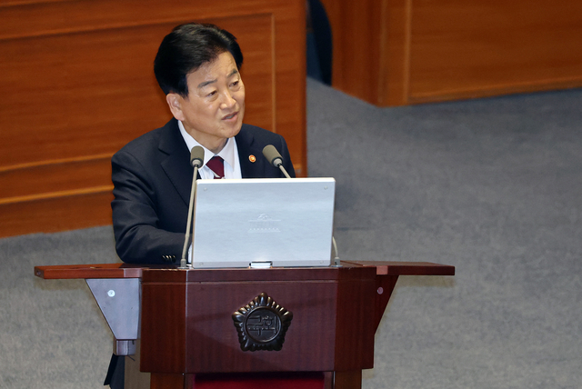 정동영 통일부 장관이 9일 정치·외교·통일·안보 분야 대정부질문이 열린 국회 본회의장에서 더불어민주당 박정 의원의 질문에 답하고 있다. [연합뉴스]