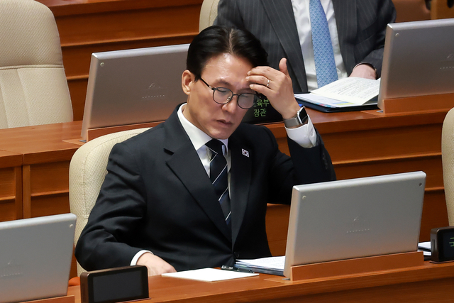 김민석 국무총리가 9일 정치·외교·통일·안보 분야 대정부질문이 열린 국회 본회의장에서 이마를 만지고 있다. [연합뉴스]