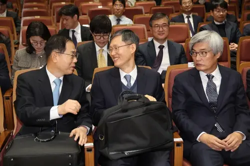 지난 2025년 12월 11일 서울 서초구 서울법원종합청사에서 열린 국민을 위한 사법제도 개편 공청회에 문형배(가운데) 전 헌법재판소장 권한대행이 참석해 있다. [연합뉴스 사진]