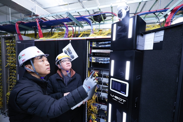 LG유플러스 직원들이 AI 자율주행 로봇 ‘U-BOT’을 점검하고 있다. LG유플러스 제공