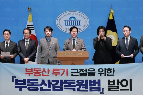 국회 정무위원회 여당 간사인 더불어민주당 강준현 의원과 김현정 의원 등 민주당 정무위원들이 10일 국회 소통관에서 부동산감독원법 발의 기자회견을 하고 있다. [연합뉴스]
