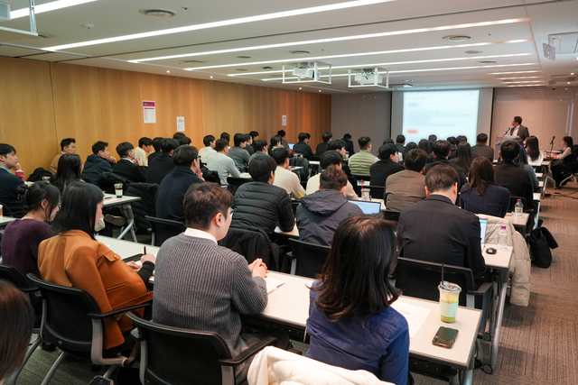 이상윤 뉴메코 대표가 메디톡스 글로벌 비즈니스 센터에서 열린 킥오프 미팅에서 발표를 하고 있다. 메디톡스 제공.