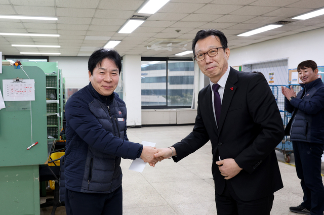 곽병진(오른쪽) 우정사업본부장 직무대리가 10일 설 명절 우편물 특별소통 현장인 동대문우체국을 방문해 물류 상황을 점검하고 직원들을 격려하고 있다. 우본 제공