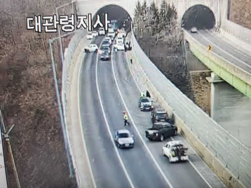 대관령 터널서 ‘꽝꽝꽝’…7대 차량 추돌, 8명 부상