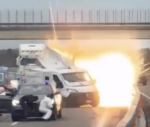 이탈리아 고속도로서 현금 수송차량 폭파 [엑스 @WAR_NOIR 영상 캡처]