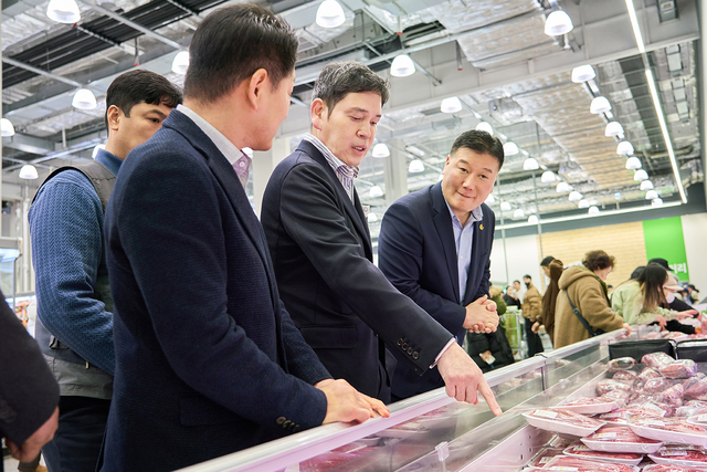 정용진 신세계그룹 회장이 지난 9일 인천 트레이더스 구월점 축산 매장에서 상품을 살펴보고 있다. [신세계그룹 제공]