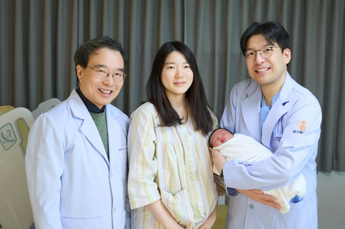 (왼쪽부터) 이기호 원장, 정씨, 이지훈 원장  [쉬즈메디 병원 제공]