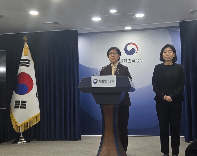 정은경 보건복지부 장관이 정부 서울청사에서 10일 제7차 보건의료정책심의위원회(보정심)  결과 브리핑을 발표하고 있다. 강민성 기자
