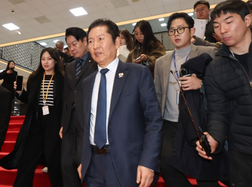 정청래 더불어민주당 대표가 10일 국회에서 조국혁신당과의 합당 논의를 주제로 비공개로 열린 의원총회를 마친 뒤 이동하고 있다.  [연합뉴스]