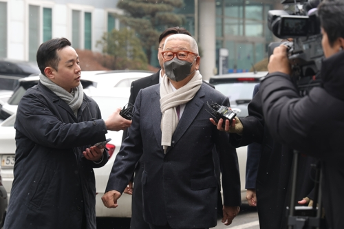 삼표그룹 정도원 회장(가운데)이 10일 오후 경기도 의정부시 가능동 의정부지방법원에서 선고 공판 출석을 위해 법정으로 이동하고 있다. [의정부=연합뉴스]