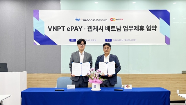 이재환(왼쪽) 웹케시베트남 법인장과 이철우VNPT e-Pay 대표가 지난 6일 웹케시베트남 호치민 사무실에서 업무협약 체결한 후 기념촬영을 하고 있다. 웹케시글로벌 제공