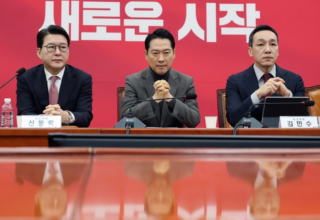 장동혁(가운데) 국민의힘 당 대표가 지난 2월 8일 국회 본청에서 열린 당 최고위원회의에서 최고위원들의 발언을 경청하고 있다. 왼쪽부터 신동욱 최고위원, 장 대표, 김민수 최고위원.<연합뉴스 사진>