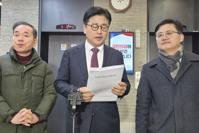 김종혁 국민의힘 전 최고위원이 지난 1월 19일 서울 여의도 국민의힘 중앙당사에서 열린 윤리위원회에 출석한 뒤 취재진과 인터뷰하고 있다.<연합뉴스 사진>