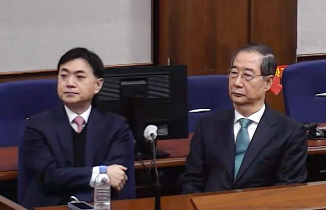 내란 중요임무 종사 혐의를 받는 한덕수 전 국무총리(왼쪽)가 지난달 21일 서울중앙지법에서 열린 1심 선고 공판에 출석해 있다. [서울중앙지법 제공]