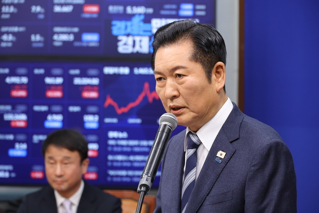 정청래 더불어민주당 당대표가 지난 1월 22일 국회 본청에서 긴급 기자회견을 열고 조국혁신당에 공개적으로 합당을 제안하고 있다.[연합뉴스 사진]