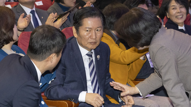 정청래 더불어민주당 대표(가운데), 추미애 법제사법위원장(오른쪽), 한병도 원내대표가 9일 국회 의원회관에서 열린 2026 지방선거 승리 여성 결의대회 도중 대화하고 있다. [연합뉴스]