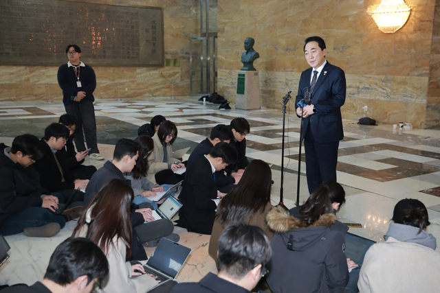 박수현 더불어민주당 수석대변인이 10일 국회에서 조국혁신당과의 합당 논의를 주제로 열린 비공개 의원총회를 마치고 논의 내용을 브리핑하고 있다. [연합뉴스]