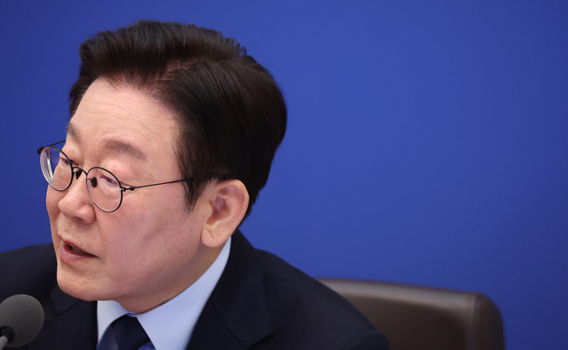 이재명 대통령이 10일 청와대에서 열린 국무회의에서 발언하고 있다. 연합뉴스
