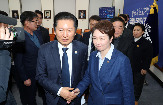 정청래 더불어민주당 대표가  10일 국회에서 조국혁신당과의 합당 논의를 주제로 열린 비공개 최고위원회의를 마친 뒤 결과를 발표하고 이언주 최고위원과 악수하고 있다.