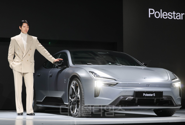 폴스타 앰배서더 배우 김우빈이 11일 ‘2026 폴스타 미디어 데이’ 행사에서 폴스타 5 차량과 함께 포즈를 취하고 있다.
이슬기 기자 9904sul@