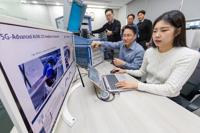 KT가 글로벌 무선통신 분야 선도 기업인 퀄컴과 테스트 장비사인 로데슈바르즈와 공동으로 6G AI 기술 시연을 진행하고 있다. KT 제공