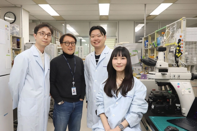 서휘원(왼쪽) 박사,  류충민(왼쪽 두번째) 박사를 비롯한 생명연 연구진. 생명연 제공.
