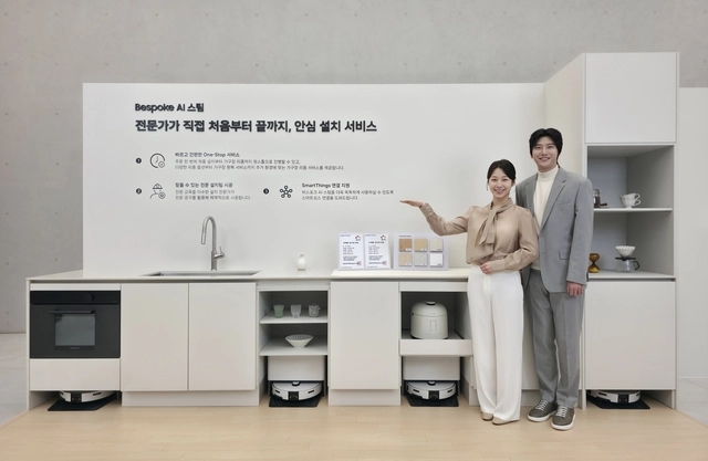모델들이 삼성전자 2026년형 비스포크 AI 스팀 로봇청소기와 포즈를 취하고 있다. 삼성전자 제공
