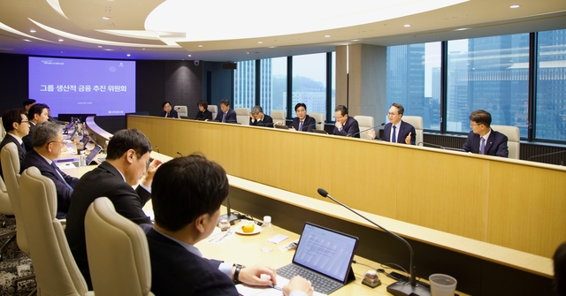 진옥동(오른쪽 두번째) 신한금융그룹 회장과 그룹사 경영진들이 11일 서울 중구 신한금융 본사에서 열린 ‘그룹 생산적 금융 추진위원회’에서 이야기를 나누고 있다. [신한금융 제공]
