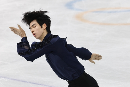 10일(현지시간) 이탈리아 밀라노 아이스스케이팅 아레나에서 열린 2026 밀라노ㆍ코르티나담페초 동계올림픽 남자 싱글 쇼트 프로그램에 출전한 차준환이 연기를 펼치고 있다. [밀라노=연합뉴스]