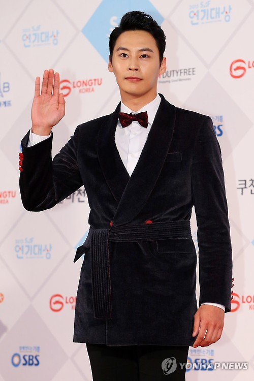 배우 정은우가 지난해 12월 31일 오후 서울 강남구 삼성동 코엑스에서 열린 ‘2015 SBS 연기대상’에 참석해 포즈를 취하고 있다. [연합뉴스]
