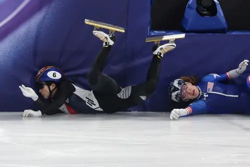 10일(현지시간) 이탈리아 밀라노 아이스스케이팅 아레나에서 열린 2026 밀라노ㆍ코르티나담페초 동계올림픽 쇼트트랙 혼성계주 준결승에서 김길리가 미국팀과 충돌해 넘어지며 펜스에 부딪히고 있다.     [밀라노=연합뉴스]