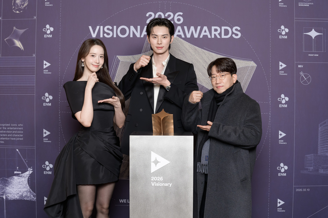 드라마 ‘폭군의 셰프’ 배우 임윤아(왼쪽부터)와 이채민, 장태유 감독이 지난 10일 서울 마포구 CJ ENM 센터에서 열린 ‘2026 비저너리 어워즈’에서 기념 촬영을 하고 있다. CJ ENM 제공
