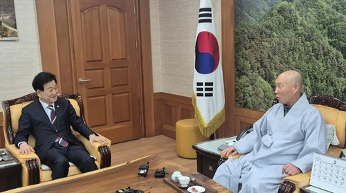 정동영 통일부 장관이 11일 서초구 관문사에서 대한불교천태종 총무원장 덕수스님을 예방했다. [연합뉴스]