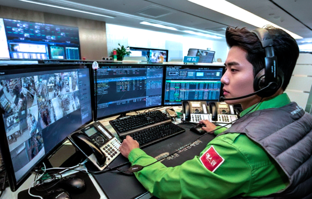 에스원 관제사가 현장 CCTV 모니터링을 하고 있다. 에스원 제공