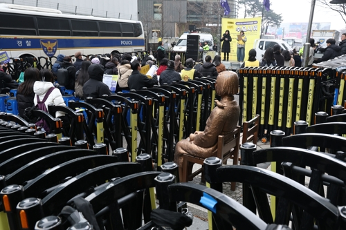 지난 11일 서울 옛 일본대사관 앞에서 1739차 일본군성노예제 문제해결을 위한 수요시위가 열리고 있다. [연합뉴스]