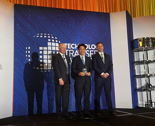 한수원이 10일(현지시간) 미국 EPRI에서 주관하는 ‘2025년 TTA’에서 증기발생기 검사기술 혁신에 대한 공로를 인정받아 수상했다. [한수원 제공]