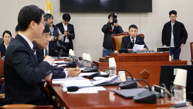 국회 법제사법위원회 법안심사제1소위원장인 김용민 더불어민주당 의원이 지난 2월 3일 국회에서 열린 법사위 법안1소위 의사진행을 하고 있다.[연합뉴스 사진]