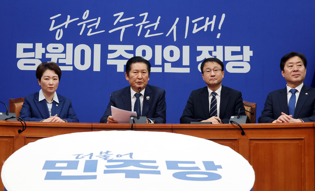 정청래(왼쪽 두번째) 더불어민주당 당대표가 지난 2월 10일 오후 국회에서 조국혁신당과의 합당 논의를 주제로 열린 비공개 최고위원회의를 마친 뒤 결과를 발표하고 있다.[연합뉴스 사진]
