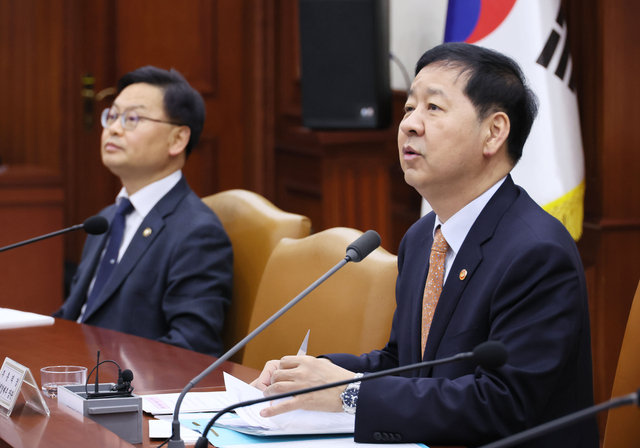 구윤철 부총리 겸 재정경제부 장관이 11일 서울 종로구 정부서울청사에서 열린 민생물가 특별관리 관계장관 TF를 주재하고 있다. 연합뉴스