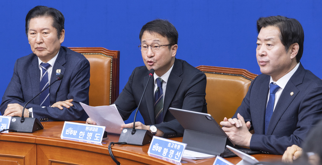 한병도 더불어민주당 원내대표가 11일 국회에서 열린 최고위원회의에서 개혁 법안 입법 속도를 강조하는 발언을 하고 있다. [연합뉴스]