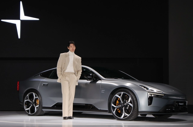 폴스타 브랜드 홍보대사인 배우 김우빈이 11일 서울 용산구 그랜드하얏트에서 폴스타 2026 미디어 데이 행사에서 폴스타5 차량과 함께 포즈를 취하고 있다. 연합뉴스