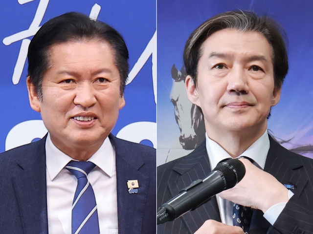 사진은 11일 국회에서 열린 최고위원회의에 참석한 정청래 더불어민주당 대표(왼쪽)와 ‘연대 및 통합을 위한 추진준비위’에 관해 입장을 밝히기에 앞서 넥타이를 고쳐 매는 조국 조국혁신당 대표. [연합뉴스]