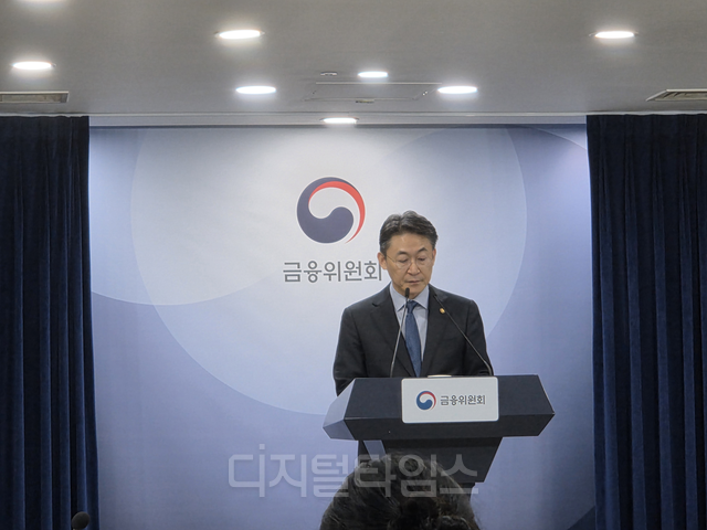 권대영 금융위원회 부위원장이 12일 정부서울청사에서 ‘부실기업 신속·엄정 퇴출을 위한 상장폐지 개혁 방안’을 발표하고 있다.